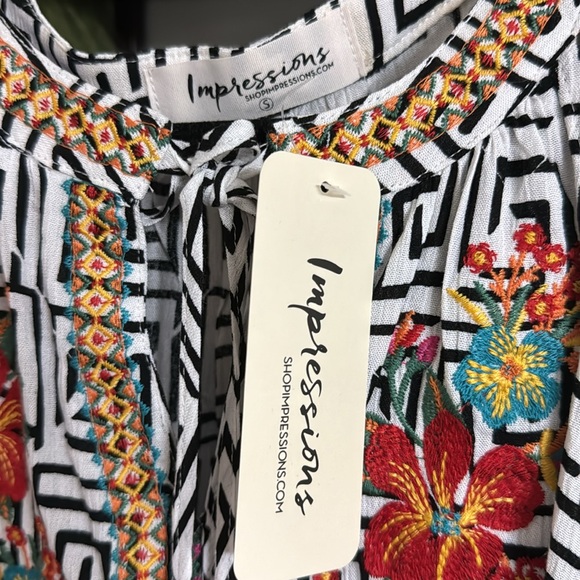 Shop impressions, sleeveless tunic, top with embroidered flowers. Size small. - Picture 7 of 7